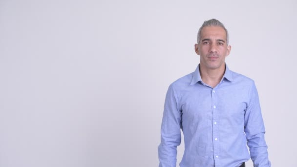 Empresário persa feliz pensando enquanto apontando para cima contra fundo branco — Vídeo de Stock