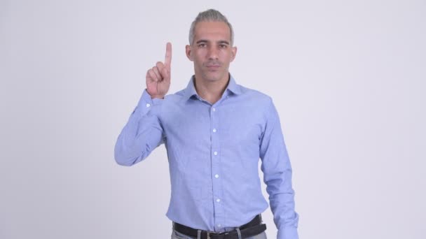 Bonito empresário persa apontando para cima contra fundo branco — Vídeo de Stock