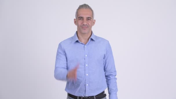 Счастливый персидский бизнесмен, пожимающий руку на белом фоне — стоковое видео