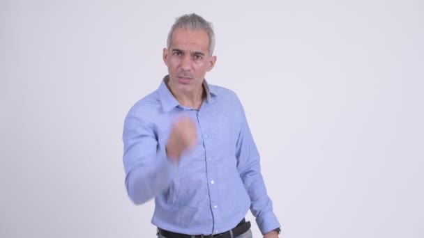 Arga persisk affärsman pekar på kameran mot vit bakgrund — Stockvideo