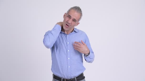 Empresario persa estresado con dolor de cuello contra fondo blanco — Vídeos de Stock