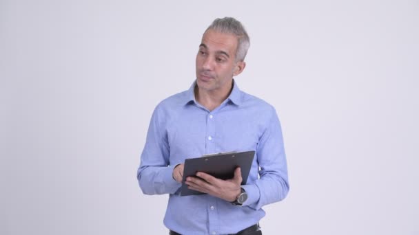 Knappe Perzisch zakenman praten tijdens het lezen op Klembord — Stockvideo