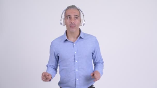 Empresário persa feliz ouvindo música — Vídeo de Stock
