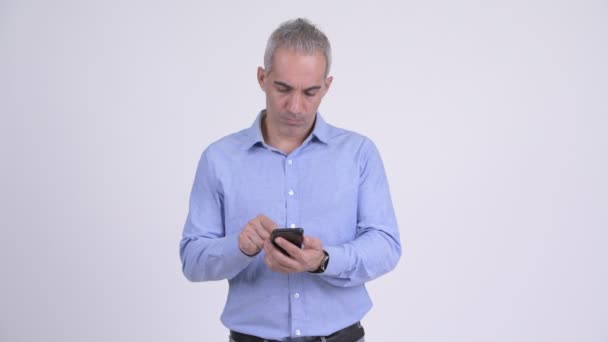 Gelukkig Perzisch zakenman denken en het gebruik van de telefoon — Stockvideo