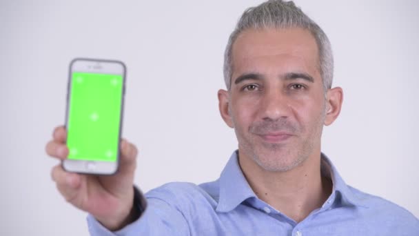 Feliz empresário persa mostrando telefone — Vídeo de Stock