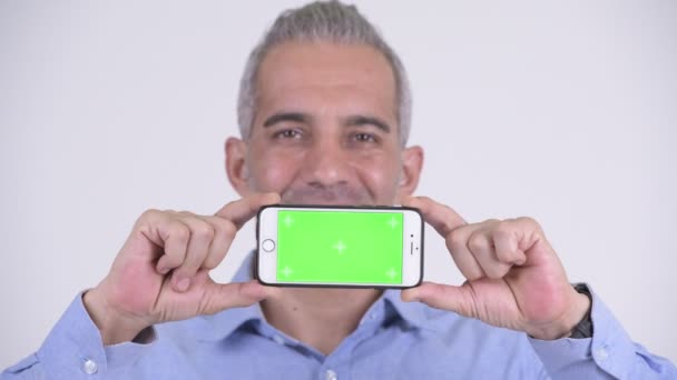 Счастливый персидский бизнесмен показывает телефон — стоковое видео