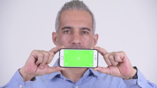 Gelukkig Perzisch zakenman denken terwijl het tonen van de telefoon — Stockvideo