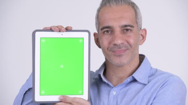 Empresário persa feliz mostrando tablet digital — Vídeo de Stock