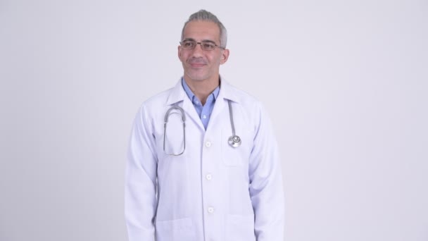 Feliz hombre persa médico pensando en fondo blanco — Vídeos de Stock