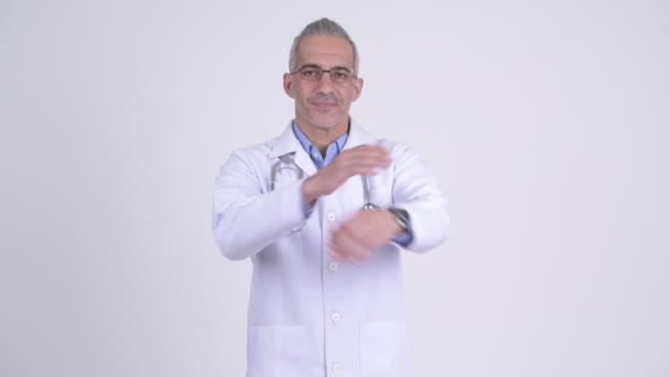 Feliz médico persa con los brazos cruzados sobre fondo blanco — Vídeos de Stock