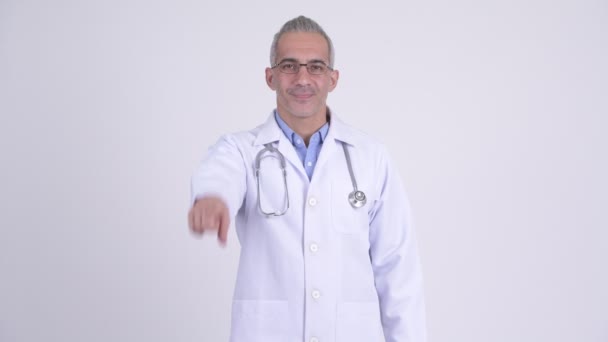 Feliz hombre persa doctor apuntando a la cámara — Vídeo de stock