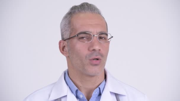 Grave persiano uomo medico annuendo testa no contro sfondo bianco — Video Stock
