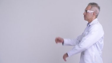 Profil görünümü mutlu Farsça adam doktorun düşünme koruyucu gözlük