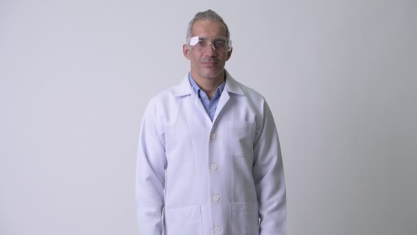 Guapo Persa Hombre Médico Usando Gafas Protección Contra Fondo Blanco — Vídeos de Stock