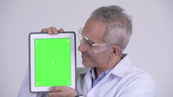 Šťastlivec perský vědec zobrazeno digitální tablet — Stock video