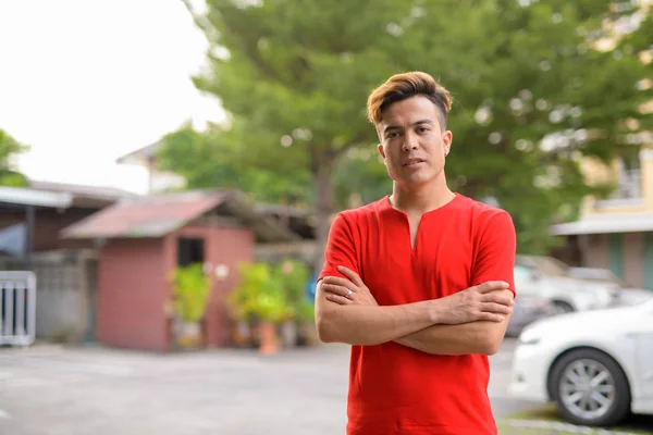 Joven asiático con los brazos cruzados al aire libre —  Fotos de Stock