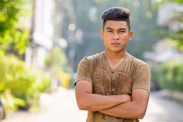 腕を組んで通り屋外で若いアジア男 — ストック写真