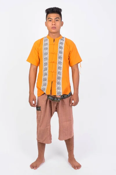 Tüm vücut çekim Asyalı gencin geleneksel giyim eşyası — Stok fotoğraf