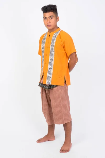 Celotělový snímek asijský mladík nosí tradiční oblečení — Stock fotografie