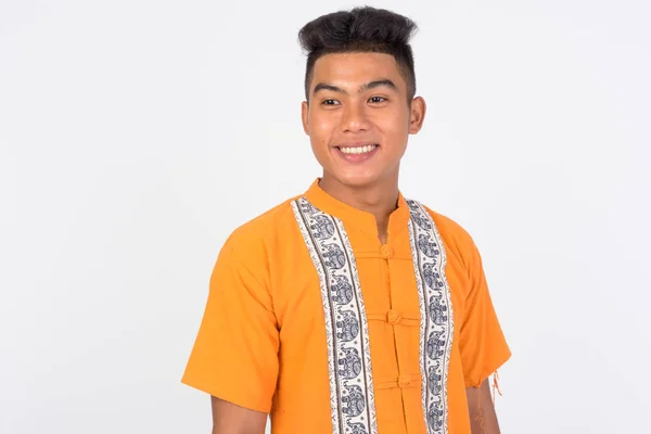 Pemuda Asia bahagia mengenakan pakaian tradisional berpikir — Stok Foto