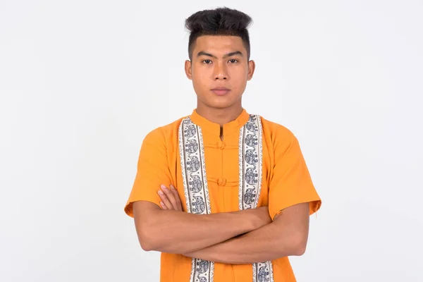 Pemuda Asia mengenakan pakaian tradisional dengan lengan disilangkan — Stok Foto