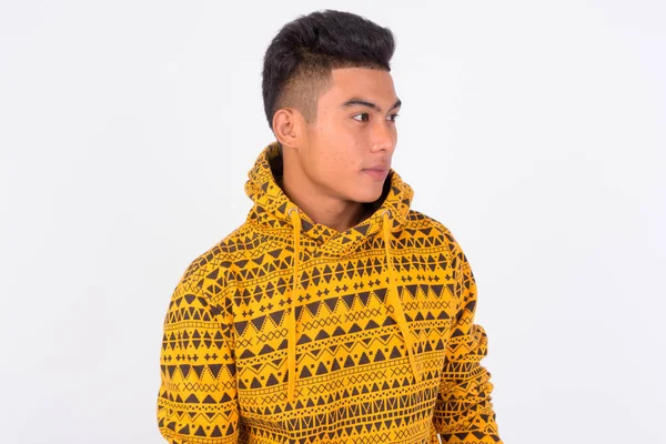 Joven asiático hombre con sudadera con capucha pensando y mirando hacia otro lado — Foto de Stock