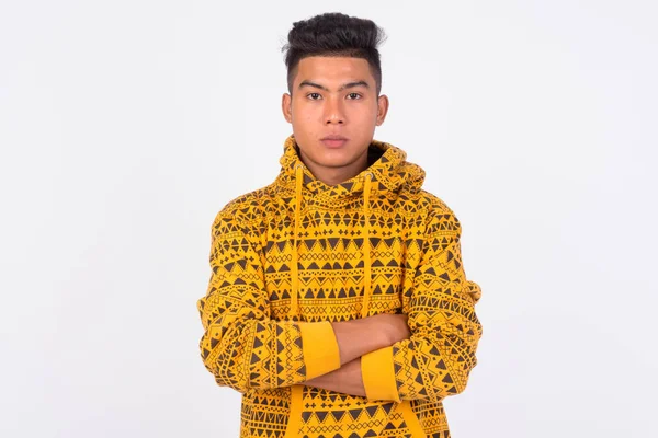 Junger asiatischer Mann mit Kapuzenpulli und verschränkten Armen — Stockfoto