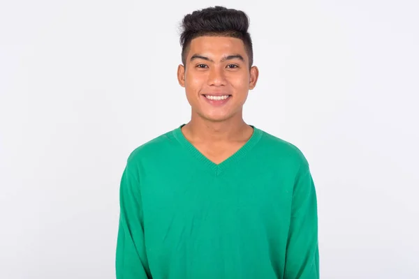 Pemuda Asia yang bahagia tersenyum terhadap latar belakang putih — Stok Foto