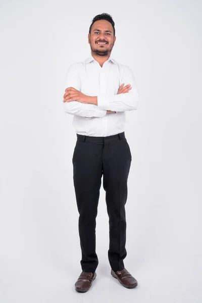 Pieno colpo di corpo di felice barbuto uomo d'affari indiano sorridente — Foto Stock