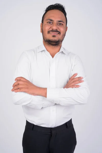 Estudio plano de feliz barbudo empresario indio sonriendo con los brazos cruzados —  Fotos de Stock