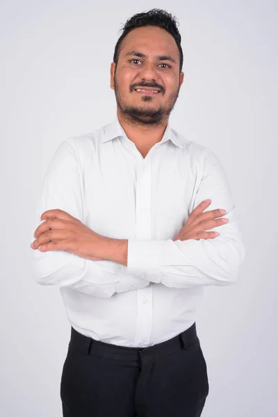 Studio shot de heureux homme d'affaires indien barbu souriant avec les bras croisés — Photo