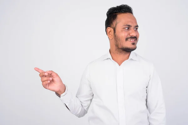 Glad skäggig indisk affärsman pekar finger och tittar åt sidan — Stockfoto