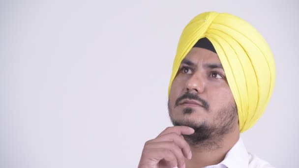 Ansikte av glad skäggig indisk Sikh affärsman tänkande och letar upp — Stockvideo