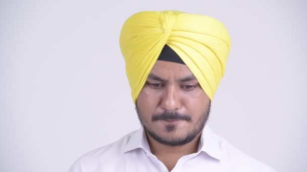 Gezicht van ernstige bebaarde Indische Sikh zakenman denken — Stockvideo