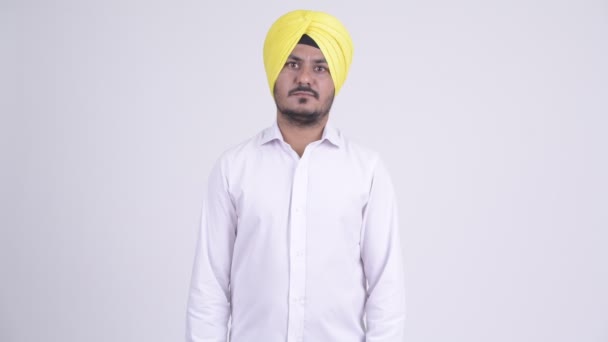 Skäggig indisk Sikh affärsman pekar uppåt — Stockvideo