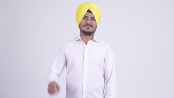 Heureux homme d'affaires indien sikh barbu pointant vers le haut — Video