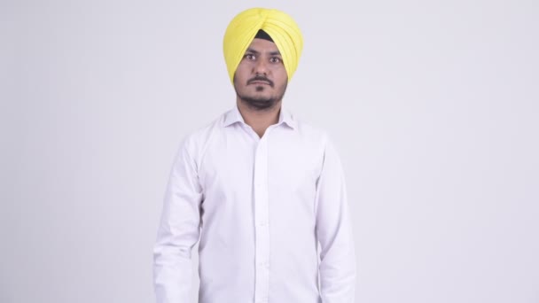 Vousatý indická Sikh podnikatel ukazující na fotoaparát — Stock video