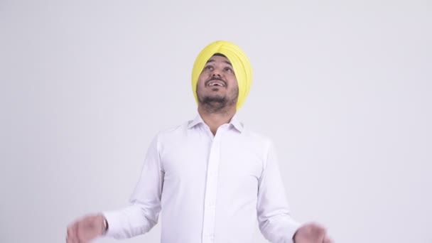 Studio Shot Van Bebaarde Indische Sikh Zakenman Dragen Tulband Tegen — Stockvideo