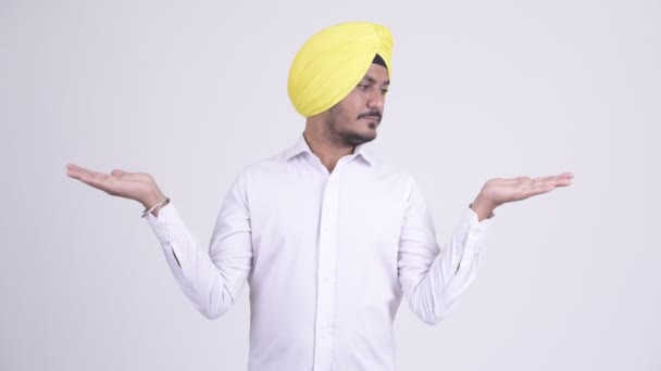 Pebisnis Sikh India membandingkan sesuatu — Stok Video