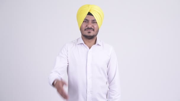 Happy vousatých indická Sikh podnikatel dává handshake — Stock video