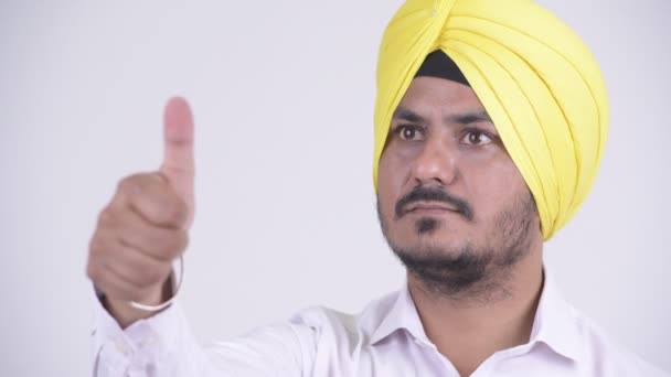 Лицо счастливого бородатого индийского сикха бизнесмена, подающего большие пальцы вверх — стоковое видео