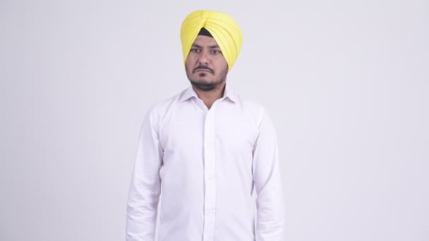 Arrabbiato barbuto indiano Sikh uomo d'affari dando pollici verso il basso — Video Stock
