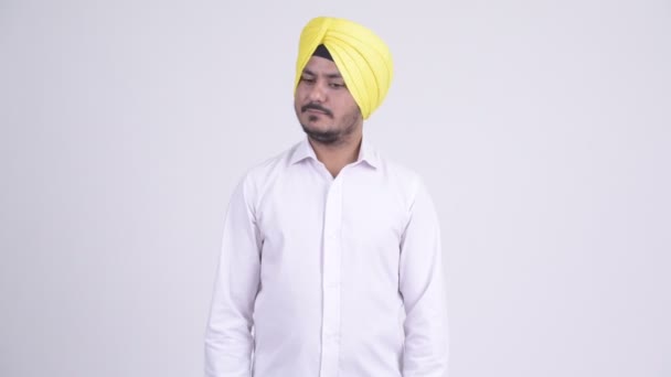 Triste barbudo indiano Sikh empresário dando polegares para baixo — Vídeo de Stock