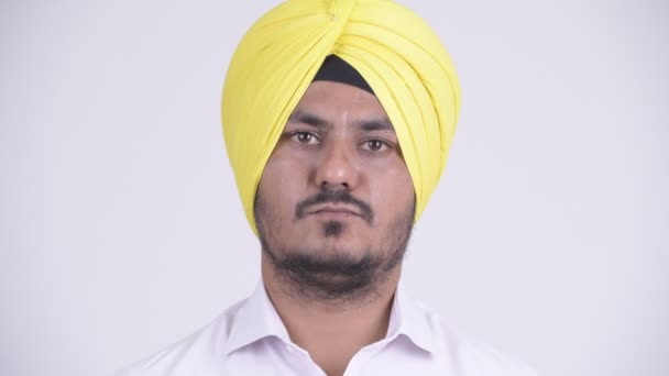 Ansikte av skäggiga indiska Sikh affärsman nickande huvudet inte — Stockvideo