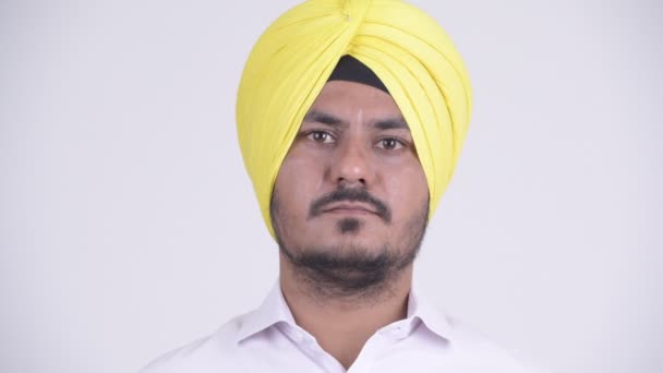 Studio Skott Skäggiga Indiska Sikh Affärsman Bära Turban Mot Vit — Stockvideo