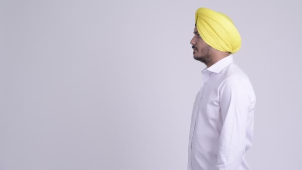 Perfil vista de feliz barbudo indio Sikh empresario sonriendo — Vídeos de Stock