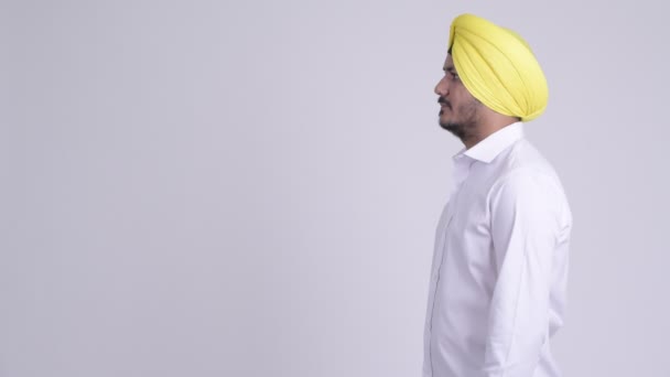 Profilo vista di barbuto indiano Sikh uomo d'affari pensando — Video Stock