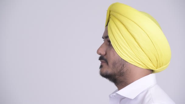 Zobrazení profilu vousatých Indian Sikh podnikatele nosí turban — Stock video