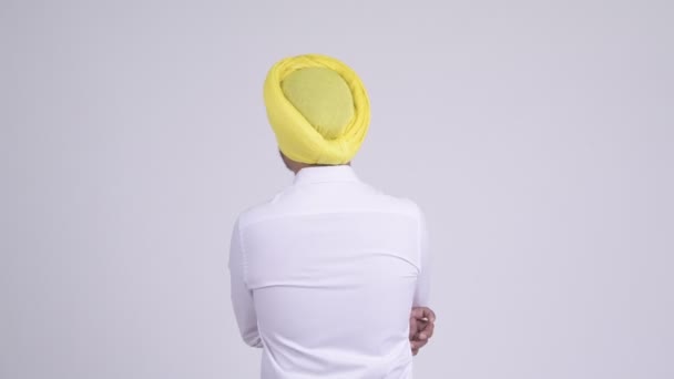 Bakifrån av indiska Sikh affärsman tänkande och väntar — Stockvideo