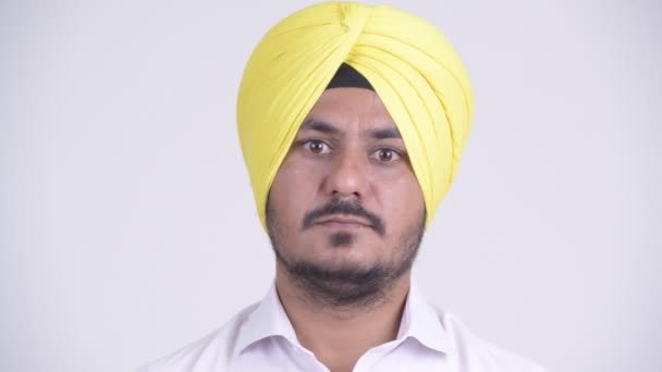 Twarz Brodaty Sikh indyjski biznesmen z palcem na ustach — Wideo stockowe